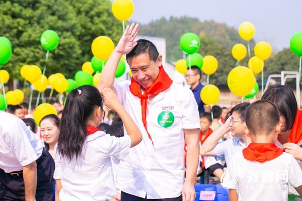 天博体育官方平台入口筑梦想 益起来 青岛啤酒“爱心体育场“落地湖北随州(图4)