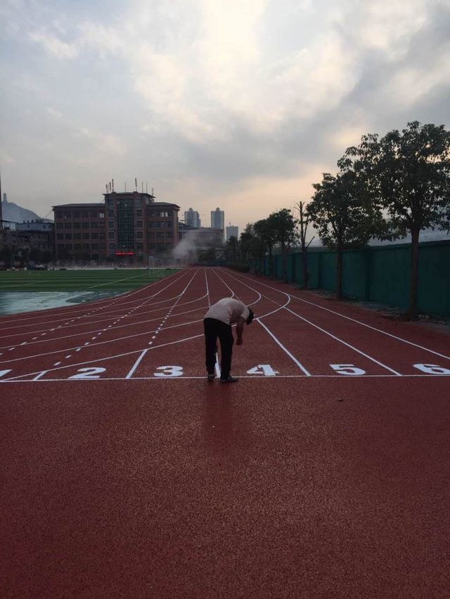 天博体育官方平台入口广东塑胶跑道厂家丨全塑型自结纹塑胶跑道里是什么材料你清楚吗？(图2)