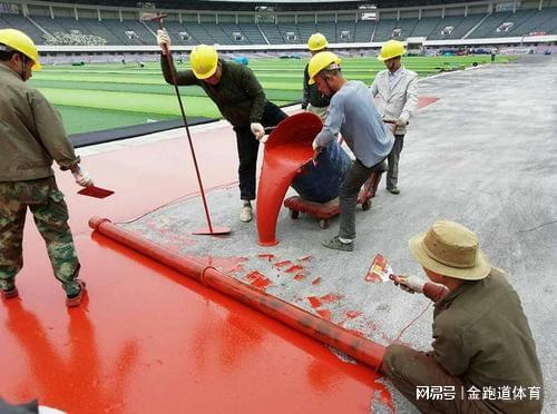 天博体育官方平台入口运动场塑料跑道施工下大雨怎么办？(图1)