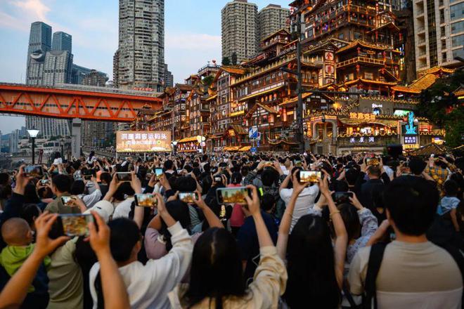 天博体育官方平台入口华灯初上生活开场：年轻人在夜色中找自己(图1)