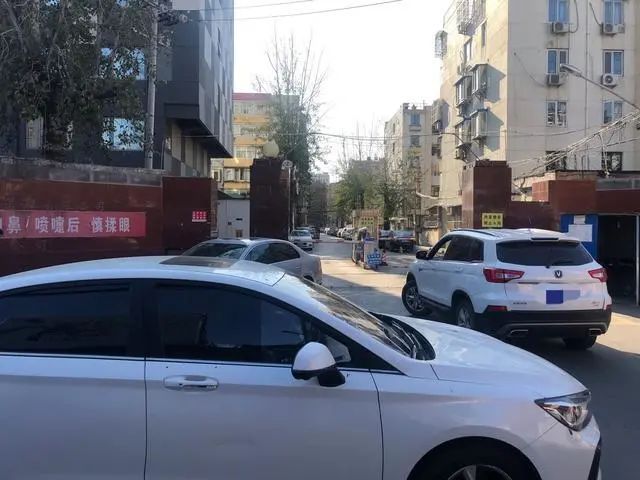 天博体育官方平台入口丰台这个小区四百米长道路早晚高峰要堵半个多小时！(图1)